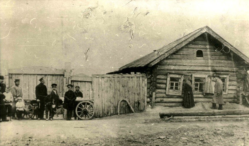 Федор Шаляпин на фоне дома Аметьево, в котором прожила его семья. 