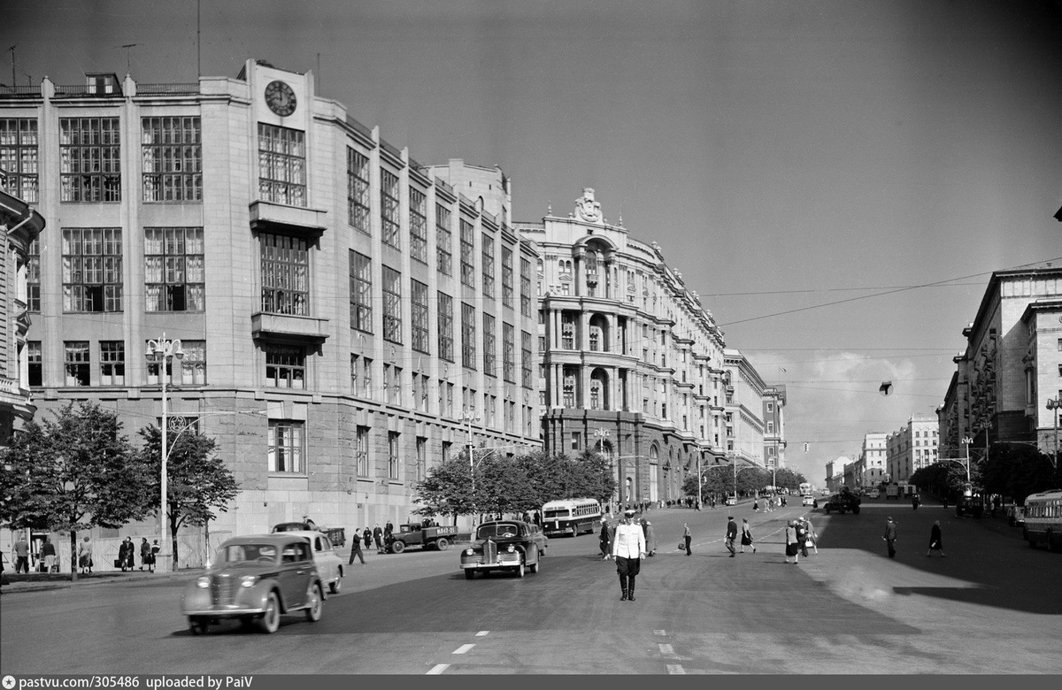    В середине пятидесятых центральная улица Москвы еще не называлась Тверской, а в пробках на ней не чадили сотни машин. Да и о заторах в шаге от сердца столицы тогда никто не думал. Возле Центрального телеграфа вместо светофора стоял постовой, а проезжую часть то там, то сям бесцеремонно пересекали десятки пешеходов. Автор: Семен ФридляндИсточник: pastvu uploaded by PaiV