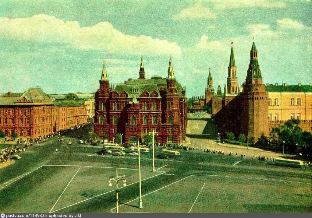    Возле московского Кремля еще не было большого подземного торгового комплекса, а на его месте по дороге сновали туда-сюда автобусы, троллейбусы и редкие легковушки. Автор: Голанд И.Б.Источник: Маркированная открытка с фестивальной символикой. Изд. Минсвязи СССР. 1957 г. Зак. 18023.pastvu uploaded by vikt