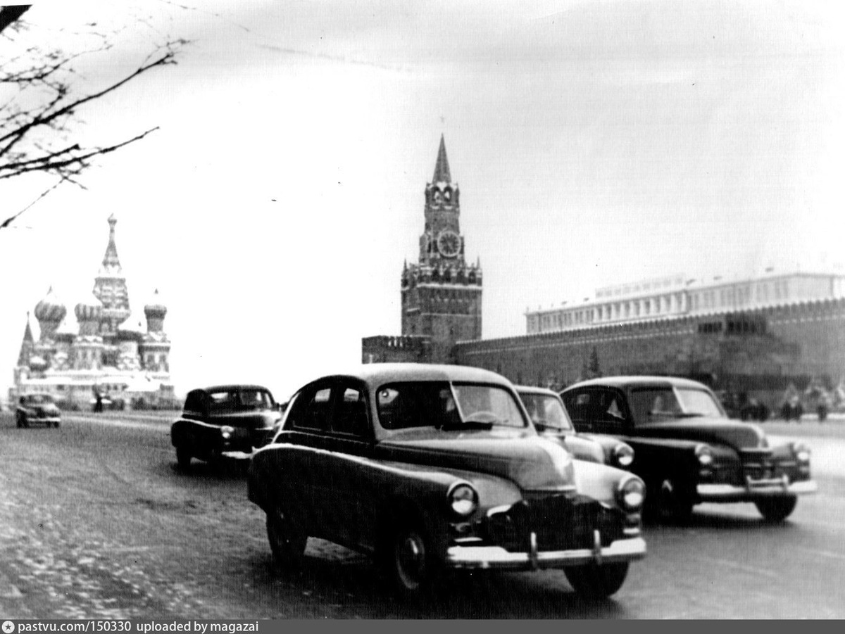    Да и вдоль витрин ГУМа прямо по Красной площади мимо мавзолея мчали «Победы», «Волги» и «Москвичи». Источник: pastvu uploaded by magazai