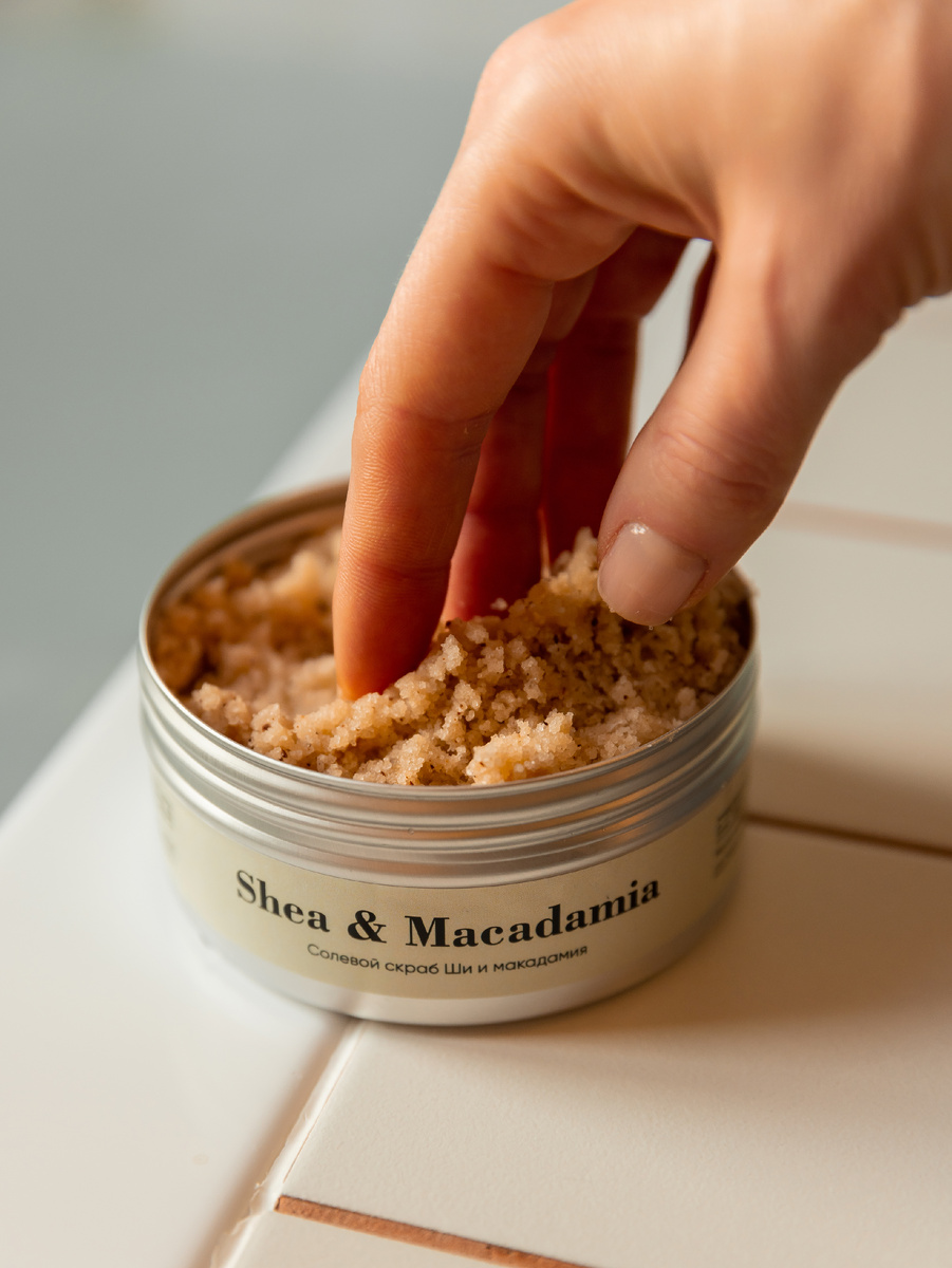 На фото: солевой скраб Ши и макадамия be.sage