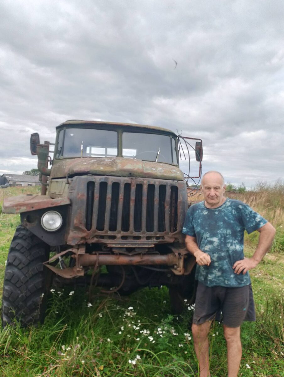 Напомнило старую женскую шутку-проникновение в суть мужской души: "А... Теперь понимаю, почему у тебя такая большая машина..."