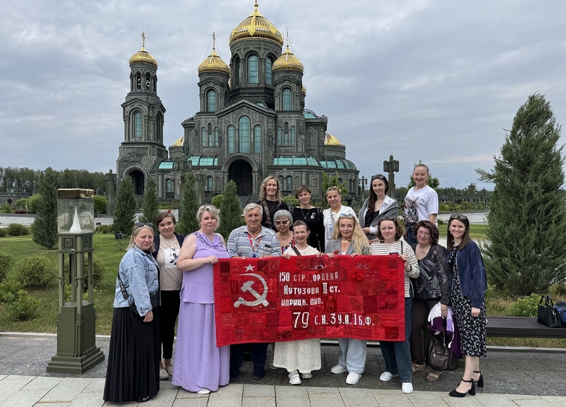    Над необычным знаменем трудились мастерицы со всей страны
