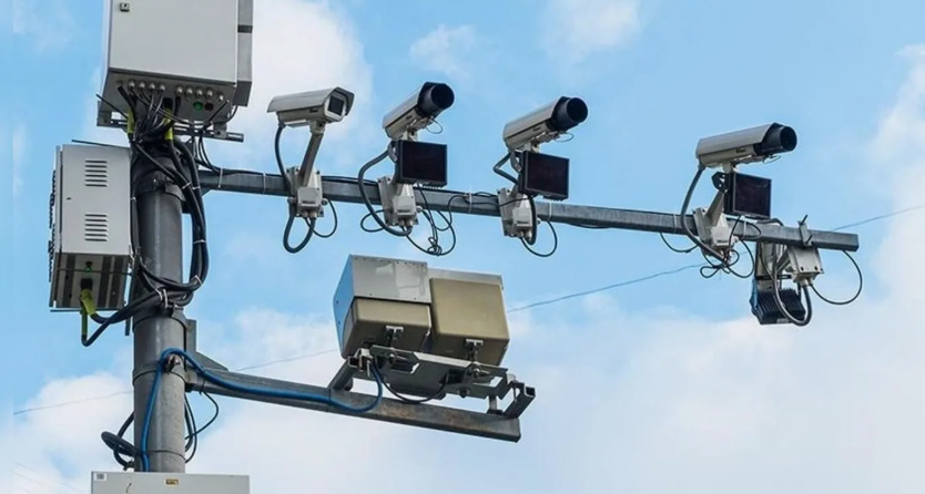 Проехал 81 км/ч под камеру 60, но штрафа нет. Как работает система и почему нарушителей иногда прощают?