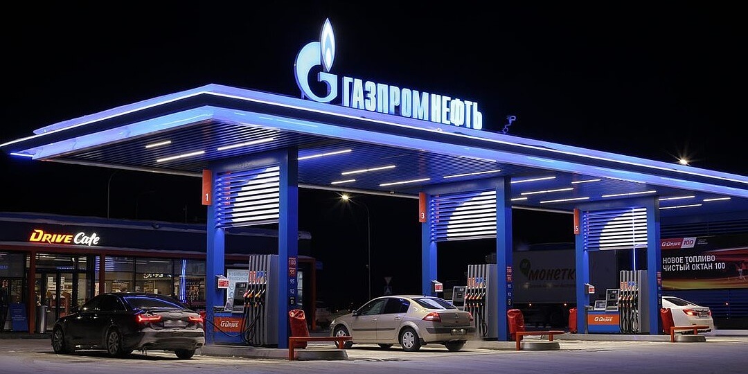 Почему у нас дорожает бензин, если в мире дешевеет нефть? Объясняем, как устроены цены на заправках