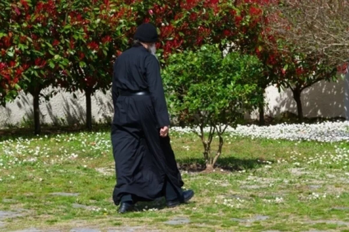    Помочь «ухилянту» выехать в Словакию вызвался батюшка, который действовал отнюдь не из любви к ближнему — свои услуги он оценил в десять тысяч долларов.