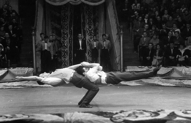 Силовые акробаты Рустам Касеев и Рубен Манасарян, Московский цирк на Цветном бульваре, фото Семена Мишина-Моргенштерна, 1960 – 1962 гг., фото отсюда: russiainphoto.ru