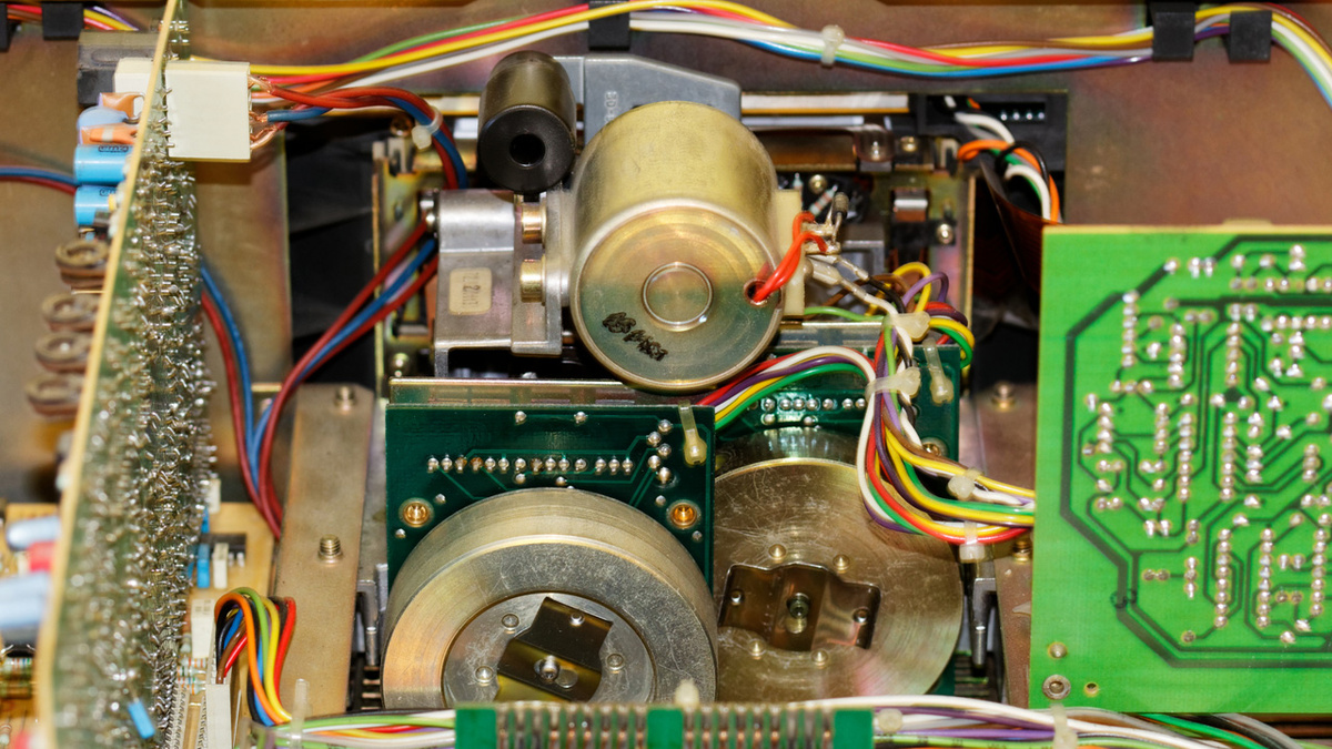 ReVox B215 — кассетная дека HI FI
