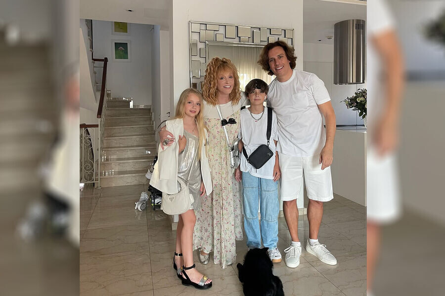 Алла Пугачева с мужем и детьми. Фото: соцсети