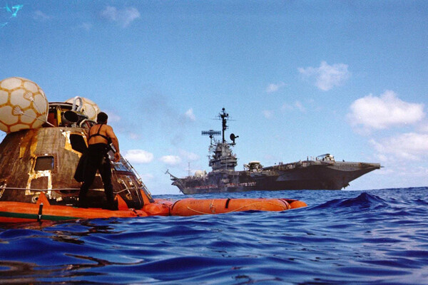    Командный модуль «Аполлон-17» на фоне авианосца Тикондерога / NASA (Public Domain)