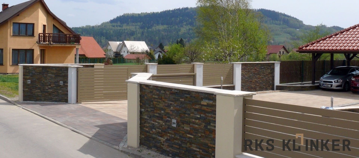 Строительный кирпич в основании, отделка столбов натуральным камнем RKS SLATE, отделка пролетов между столбами заборной доской из ДПК