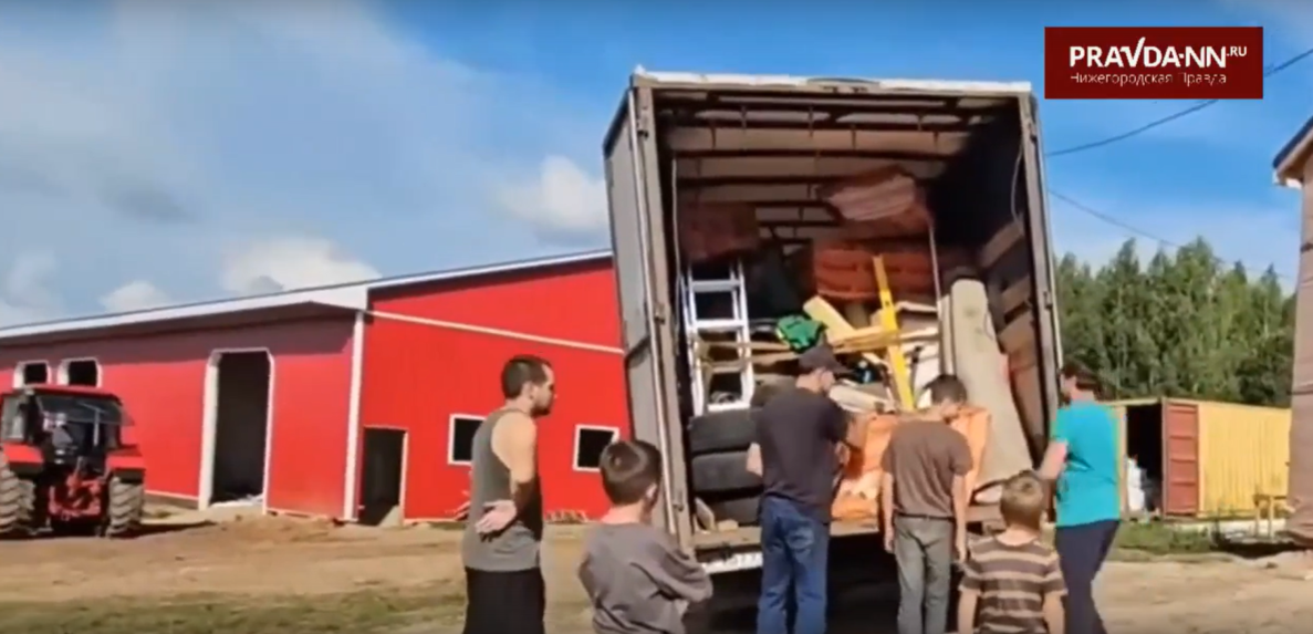    Семья Хэйр будет временно жить и работать на ферме канадцев Фейнстра