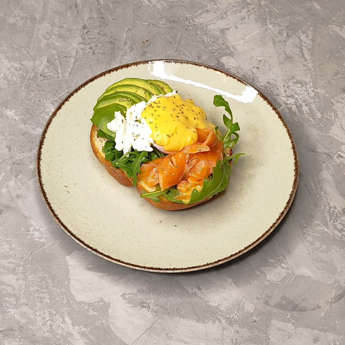 Тост с авокадо и яйцом Бенедикт с голландским соусом, 420 руб., Ресторан Porta Rossa 