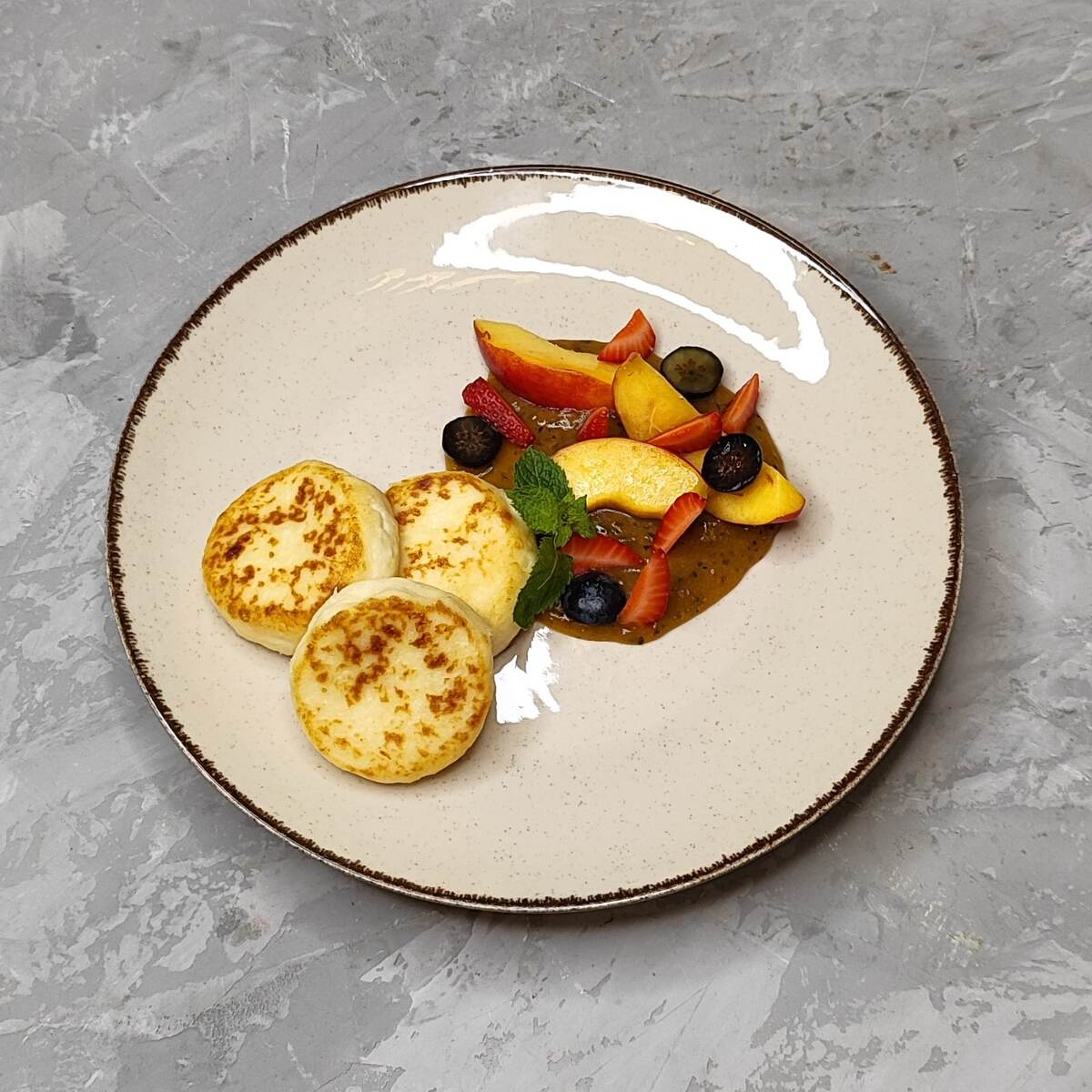 Сырники с соусом из нектаринов, 310 руб., Ресторан Porta Rossa