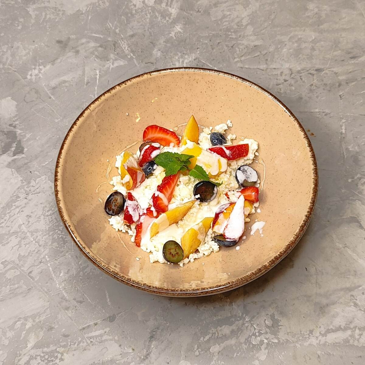 Творог с сезонными фруктами/ягодами, 310 руб., Ресторан Porta Rossa