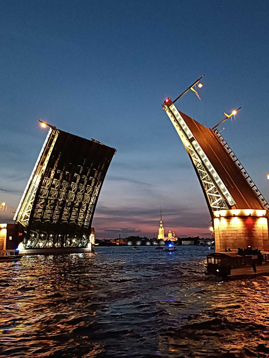 Дворцовый мост в белые ночи