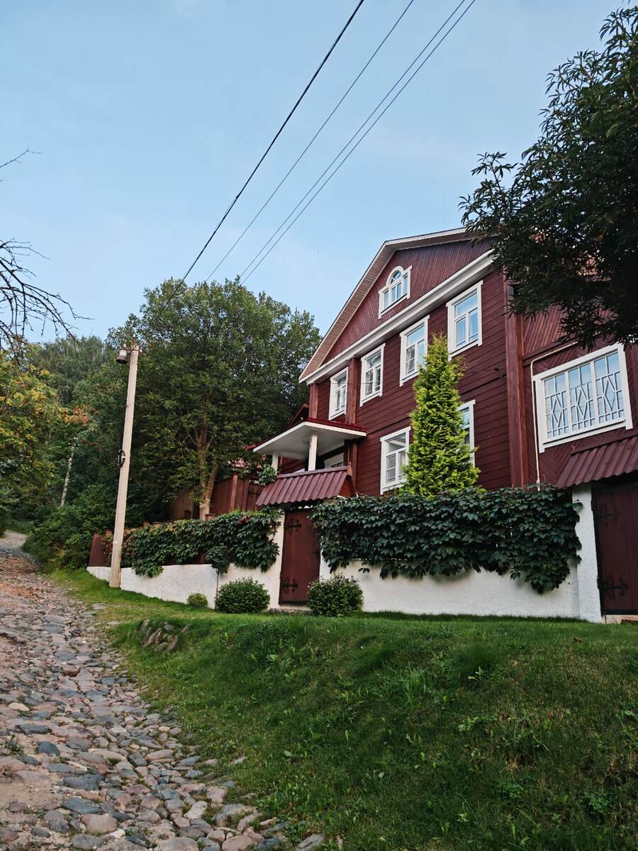 Один из домиков.