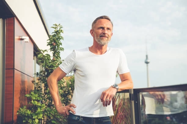 "Молодые женщины - это трата времени, а ровесницы все в претензиях". 49-летний друг объяснил, почему 3 года не может найти "ту единственную"