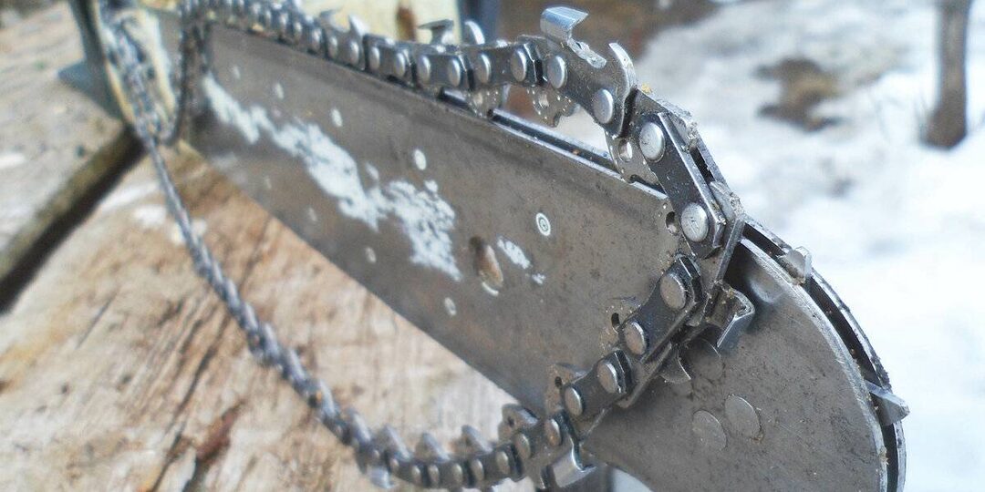 Почему слетает цепь на бензопиле: основные причины