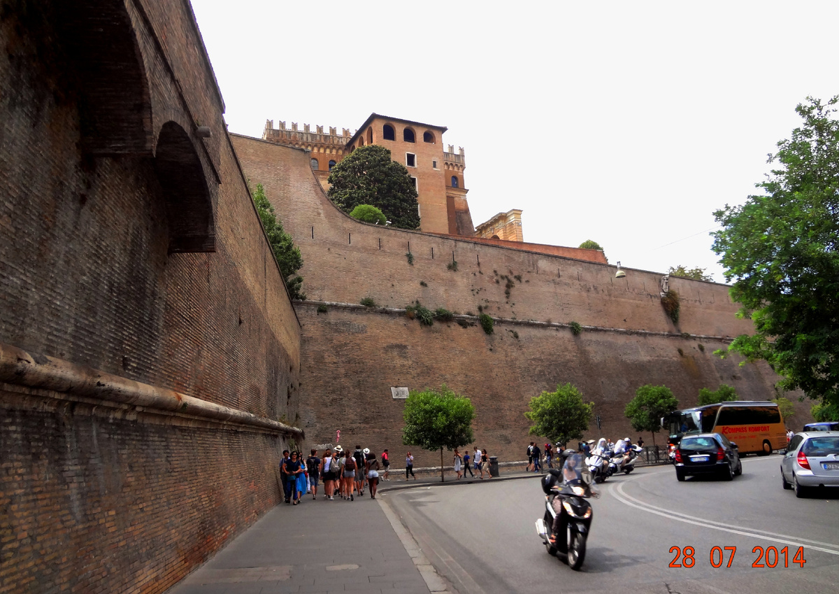 У стен Ватикана. (Фото автора)