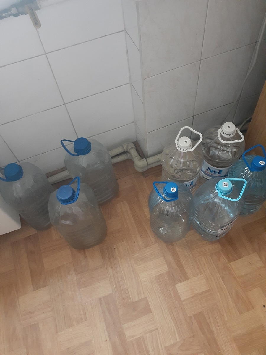 Немного бутолок из-под воды технической. И питьевая.