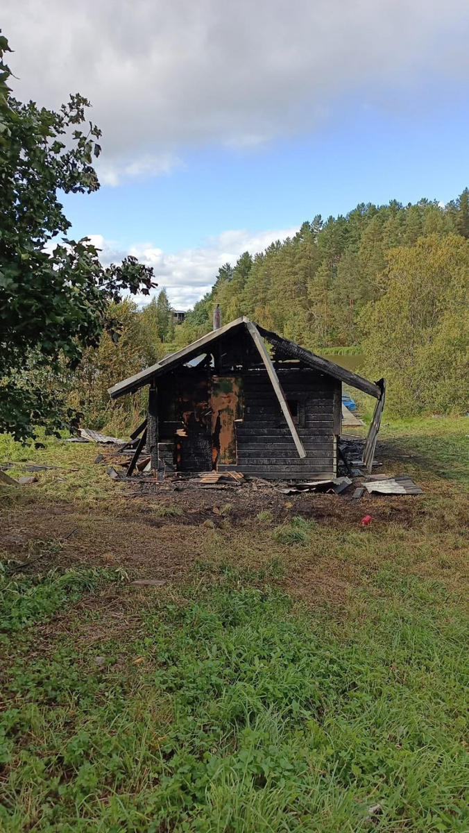    Пламя уничтожило частную баню в туристическом районе Карелиипаблик "38 пожарно-спасательная часть г. Сортавала"