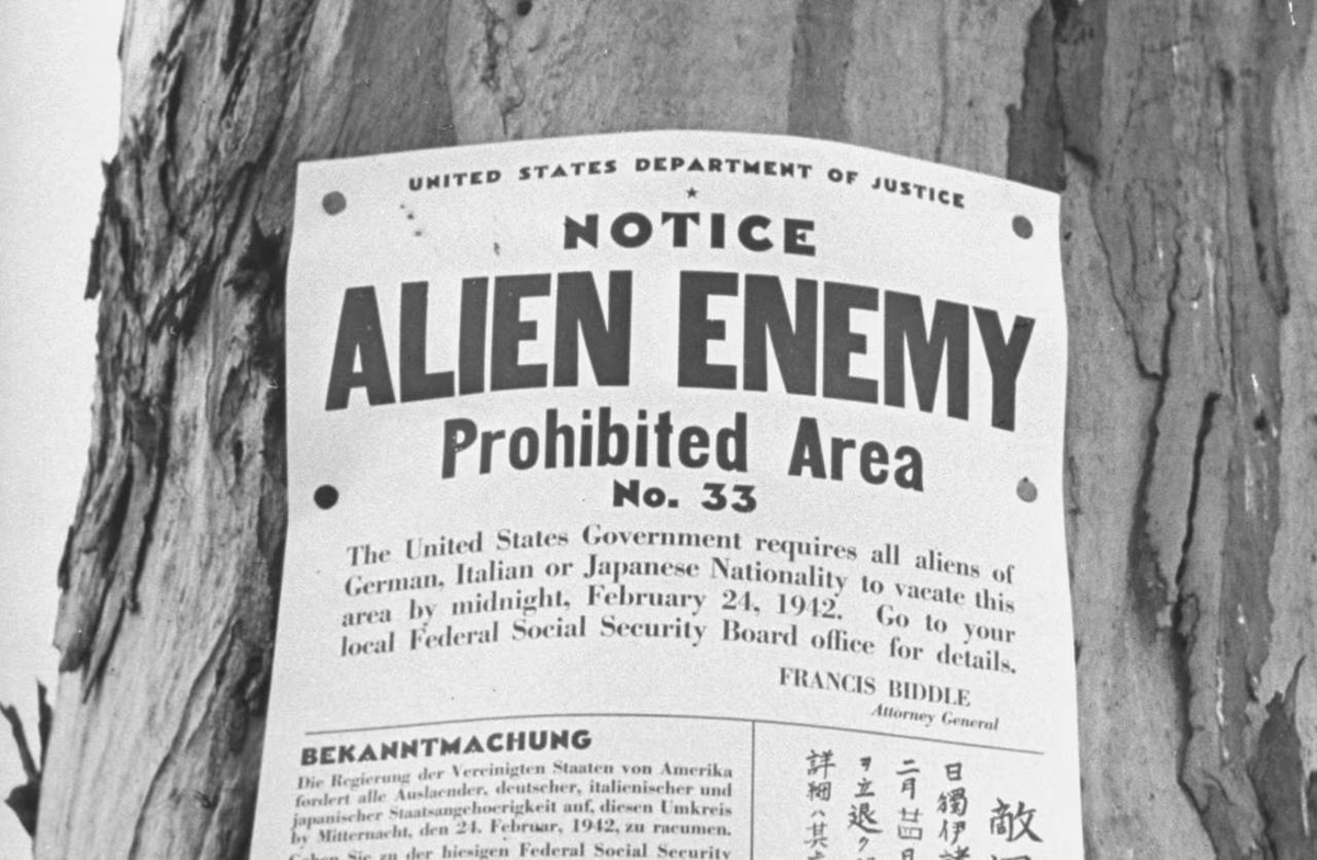 Американское объявление 1942г.: "Правительство Соединенных Штатов требует, чтобы все иностранцы немецкого, итальянского или японского гражданства покинули эту зону к полуночи 24 февраля 1942 года. Обратитесь в местное отделение Федерального управления социального обеспечения за подробностями"