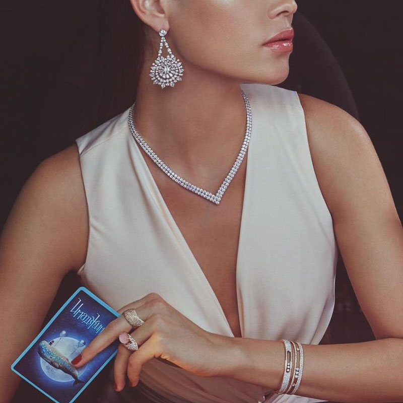 Браслеты Messika Move, колье Mercury Classic, серьги Chopard High Jewellery и кольца Pasquale Bruni и Stephen Webster