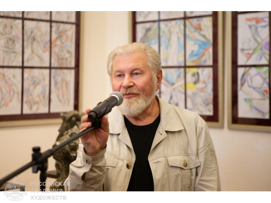 Первый вице-президент Российской академии художеств Виктор Калинин на официальном открытии выставки «Мифотворения» Натальи Опиок в РАХ. Фото: Виктор Берёзкин, пресс-служба РАХ.
