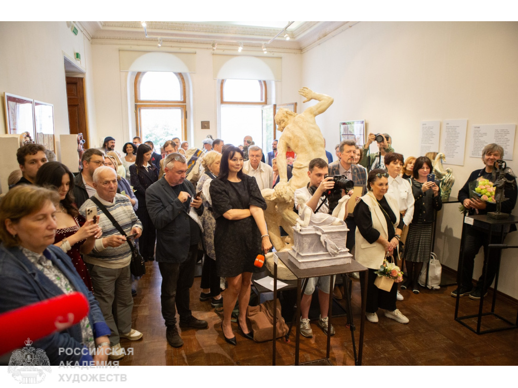 Гости выставки «Мифотворения» Натальи Опиок в Российской академии художеств. Фото: Виктор Берёзкин, пресс-служба РАХ.