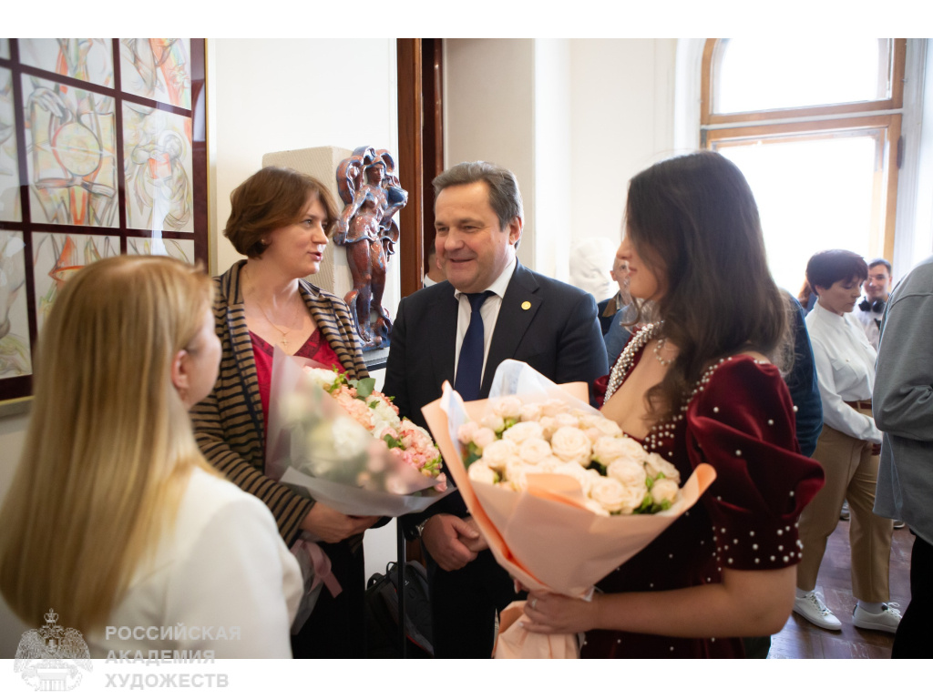 Гости выставки «Мифотворения» Натальи Опиок в Российской академии художеств. Фото: Виктор Берёзкин, пресс-служба РАХ.