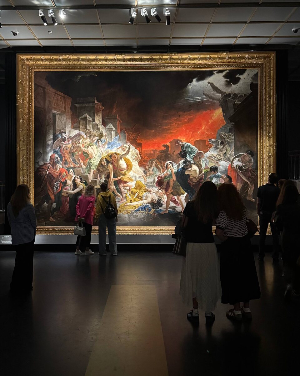 Фото автора. Самые извеcтные картины. Листайте вправо.