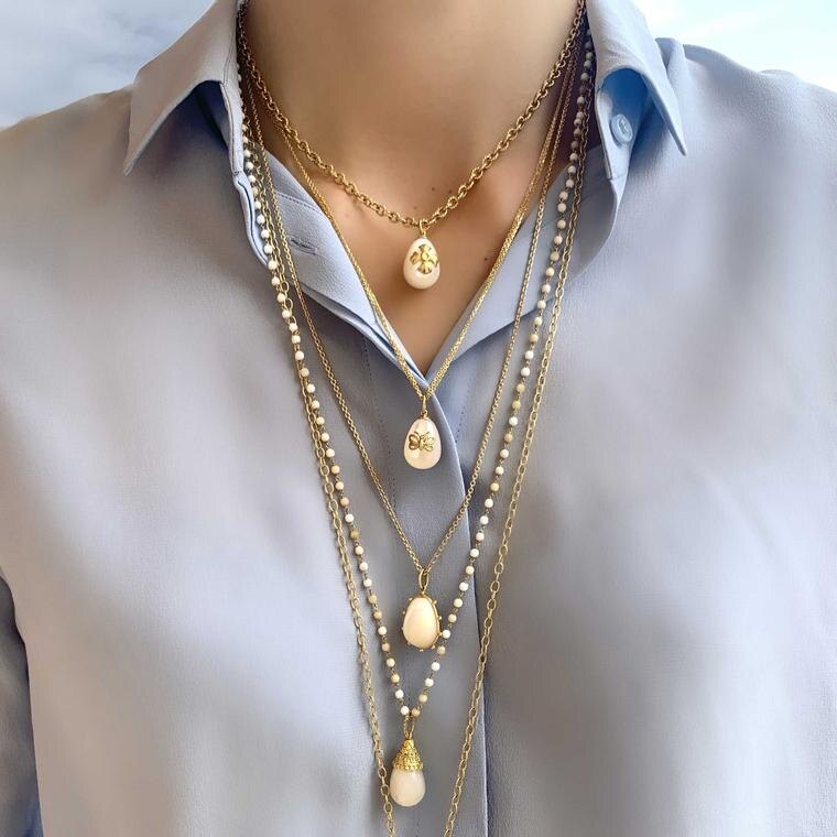 Эти подвески в виде яиц Лалауниса изготовлены из перламутра и украшены золотыми деталями, что позволяет носить их отдельно или на ожерелье с подвесками или браслете, или даже в составе нескольких подвесок, как показано на рисунке.