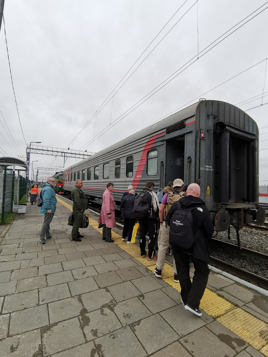 Пришла электричка с одним вагоном.