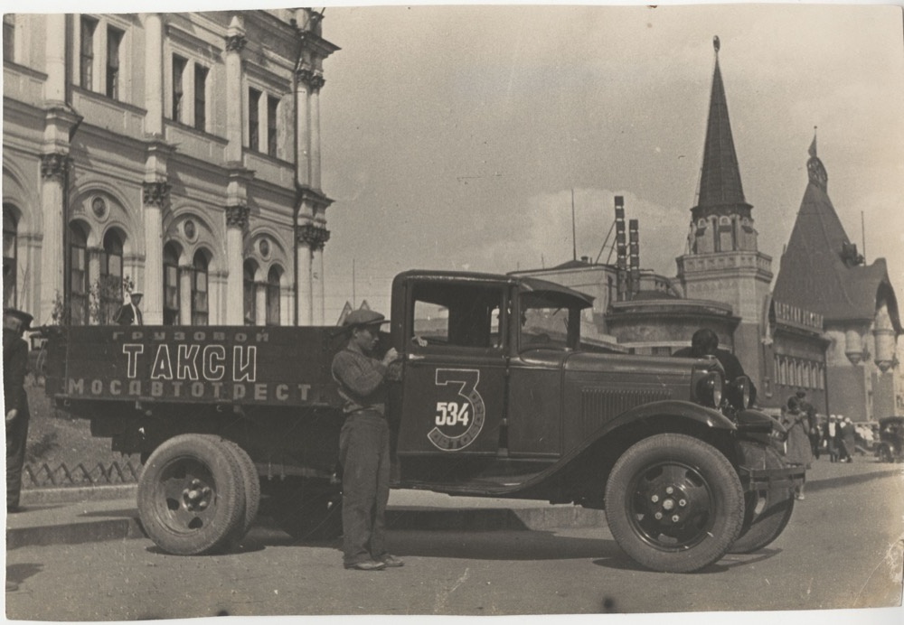 Грузовое такси на Комсомольской площади. Союзфотохроника, 1937 год, г. Москва, пл. Комсомольская, Музей Москвы.
