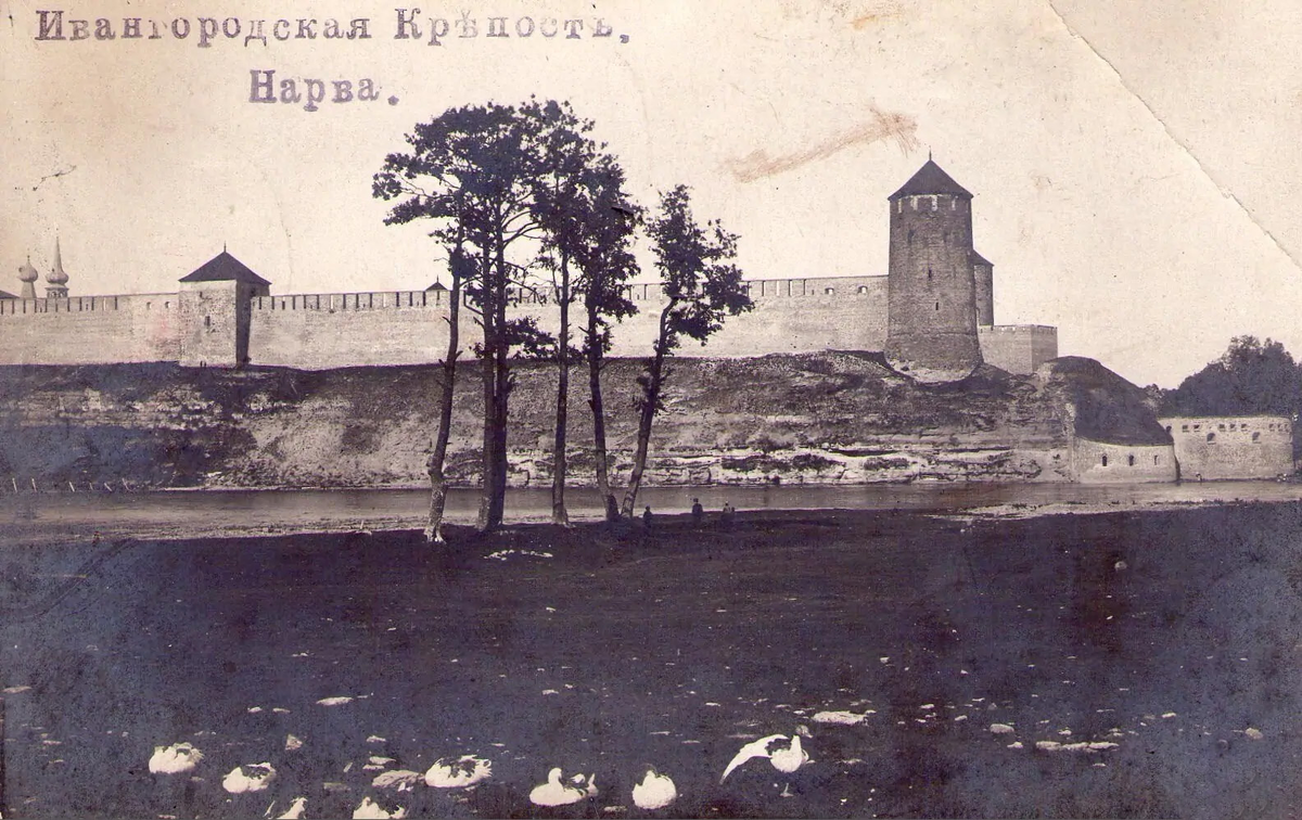 Вид с юга на городской пляж и крепость в 1909-1911 годах. Фото: PastVu
