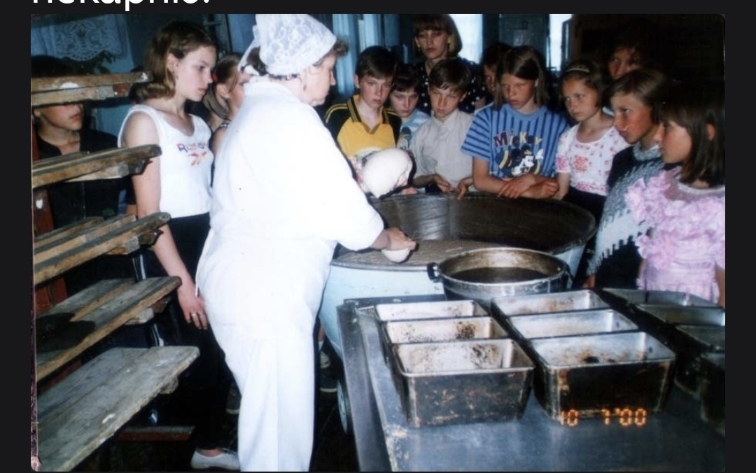 Фото - экскурсия детей на пекарню.