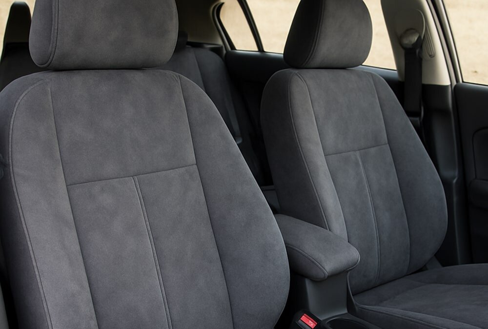 Классический велюр — не самый прочный материал. Но современные чехлы из велюра на основе усиленной подкладки (например, поролон + сетка + синтетика) демонстрируют отличную стойкость к износу.