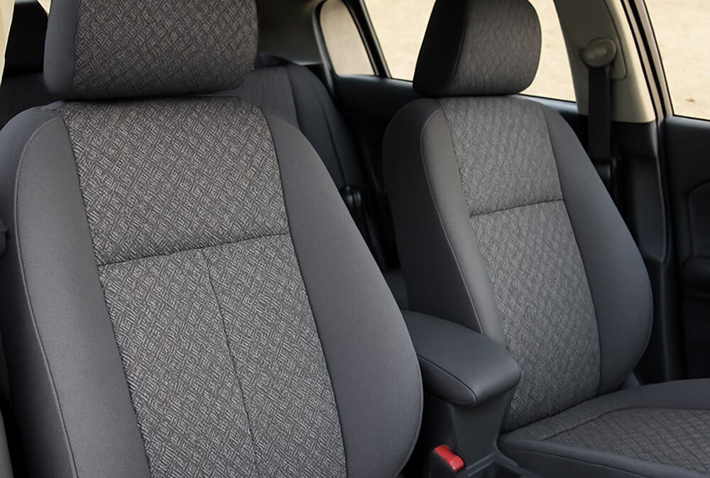 Жаккард — это ткань с плотным переплетением нитей, которая устойчива к механическому воздействию. Используется в заводской обивке салонов, а также для модельных чехлов.