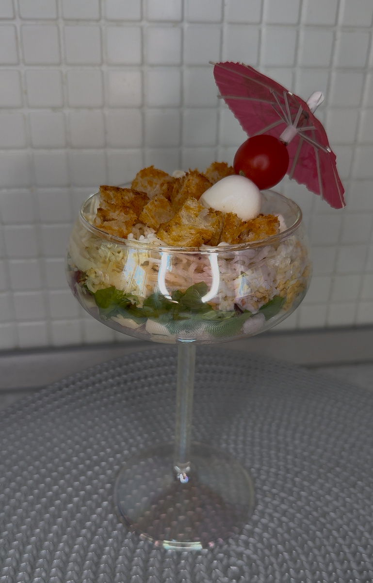 Подавать салат можно в бокале