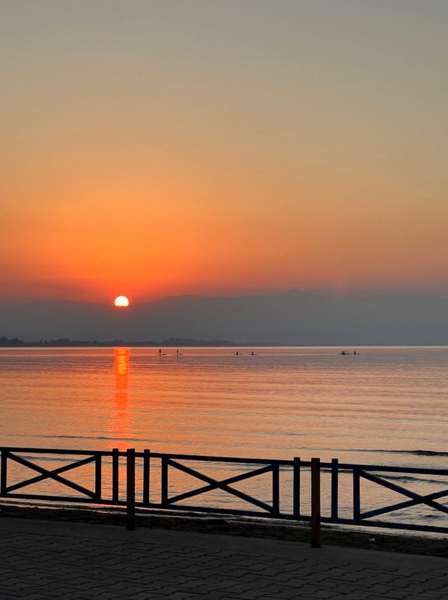 Рассвет на набережной в г. Финике / фото @tatico_travel