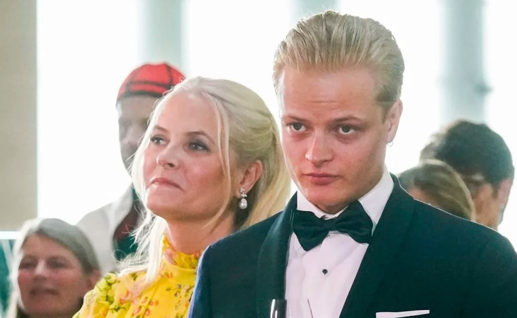 Мариус, за его спиной - мать