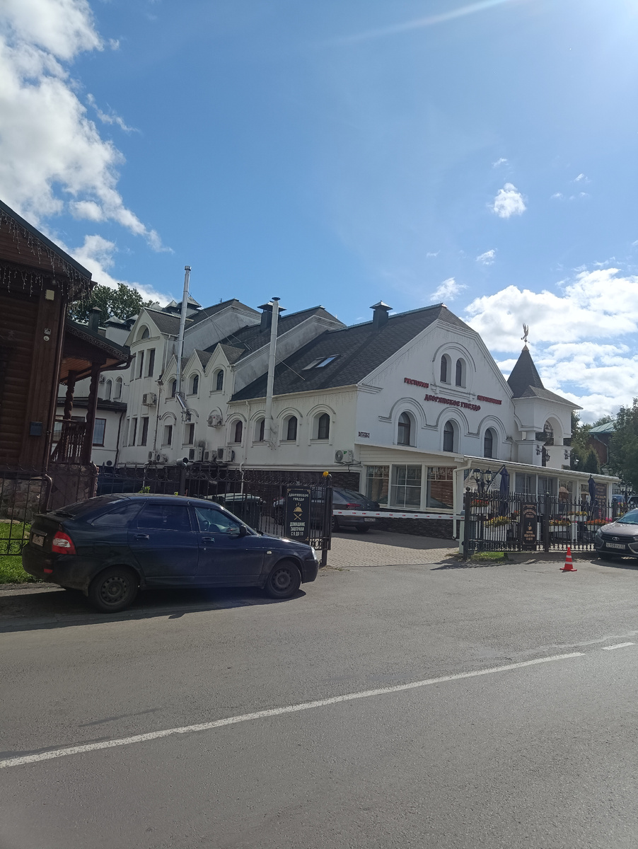 Здание гостиницы и ресторана