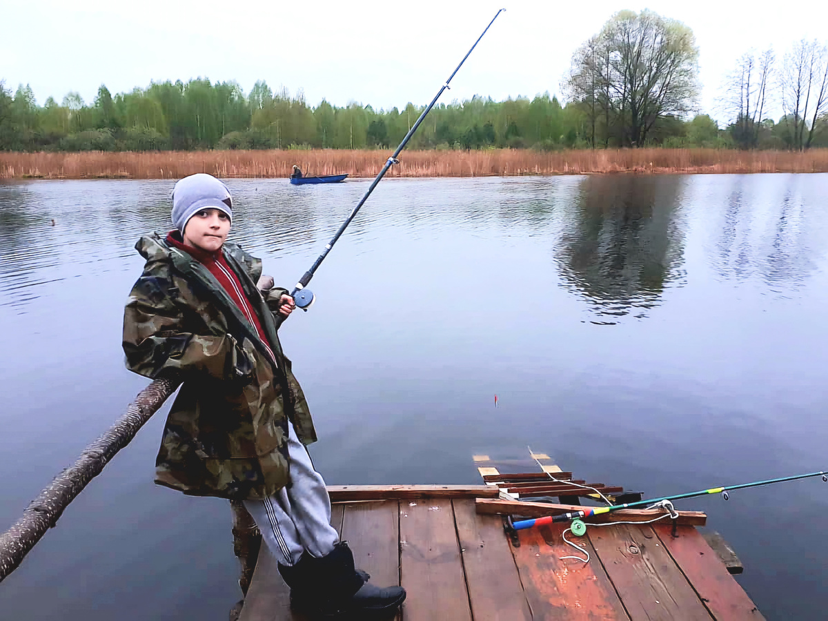 На рыбалке с дедом и отцом. Дед на заднем плане, в лодке