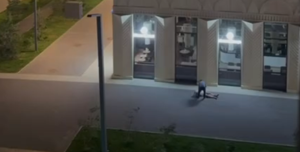 Мужчина ударил жену за то, что она пошла в бар без его разрешения. 