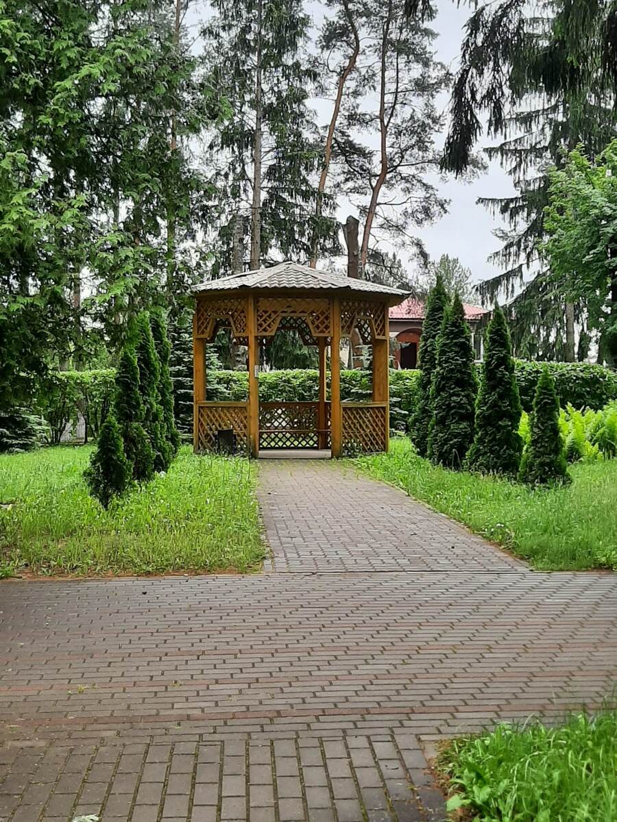 Беседка перед первым корпусом