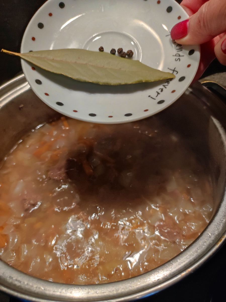 Мясо тушилось до готовности 40 ми, добавляем лавровый лист и перец