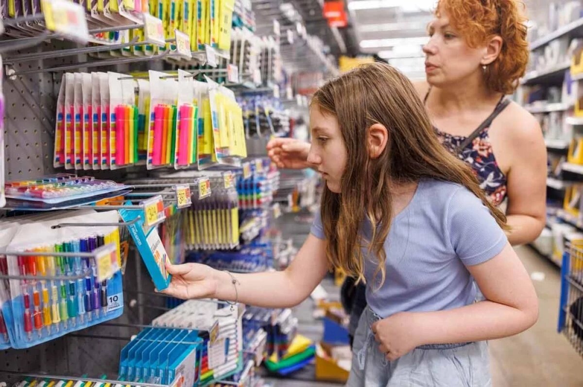    Сейчас имеет смысл запастись небольшим количеством тетрадей, ручек и прочей канцелярии, необходимой на первое время.