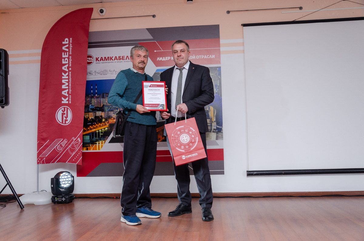 Свидетельство о занесении портрета на Доску почета В. В. Сыстерову  вручил технический директор В. А. Павлов. 25.10.2024 г.