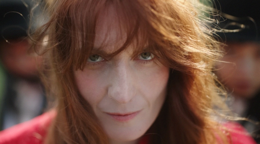     Кадр из клипа «Everybody Scream»